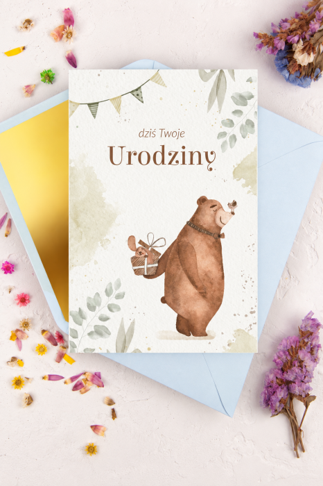 personalizowana-kartka-urodzinowa-dla-dziecka-mis-wreczajacy-prezent-teddys-gift-glowne.png